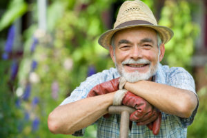 Vieil agriculteur dans son jardin