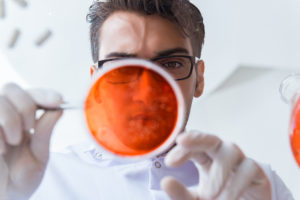 Chimiste travaillant en laboratoire