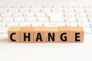 CHANGE écrit sur des cubes