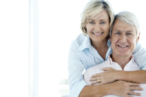 Couple de personnes âgées souriantes